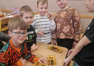 Oglądanie szkolnych pomocy dydaktycznych