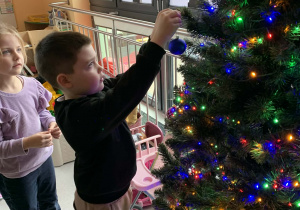 Mikołaj ubiera choinkę