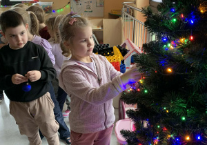 Julia ubiera choinkę