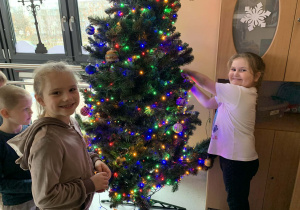 Zosia i Klara ubierają choinkę