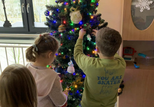 Dzieci ubierają choinkę