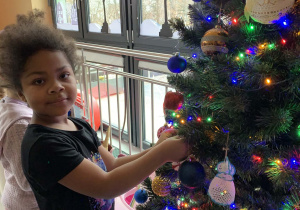 Zoja ubiera choinkę