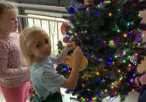 Emilka ubiera choinkę