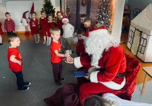 Wręczenie prezentu dla Mikołaja