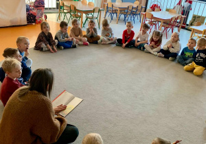 Dzieci w skupieniu słuchają bajki