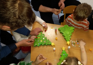 Dekorowanie choinek wspólnie z rodzicami