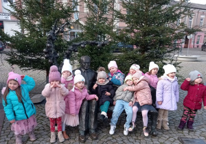 Dziewczynki na ławeczce z Panem Pieniążkiem