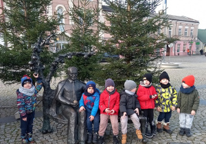 Chłopcy w towarzystwie pana Pieniążka