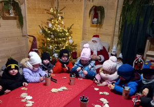 Sarenki koloruhą drewniane ozdoby.