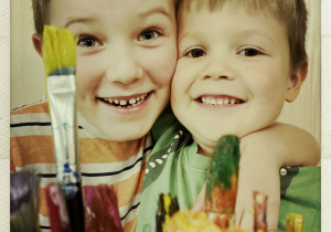 Chłopcy malują farbami