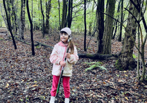 Spacer po lesie z kijem włóczykijem