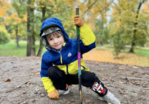 Spacer z kijem włóczykijem