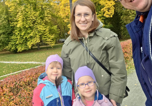 Rodzinny spacer z kijem włóczykijem