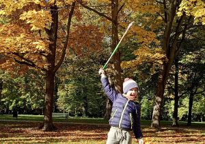 Spacer z kijem włóczykijem