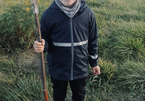 Spacer z kijem włóczykijem