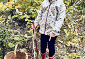 Spacer z kijem włóczykijem