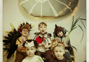 Dzieci w jesiennych przebraniach