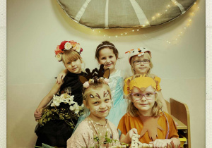 Dziewczynki z jesiennymi skarbami