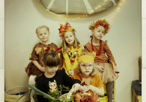 Dziewczynki w jesiennych strojach