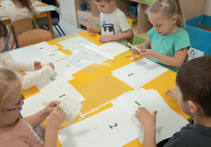 Dzieci w skupieniu wykonują zlecone zadanie