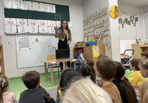 Mama Igora prezentuje dzieciom atrybuty księgowej