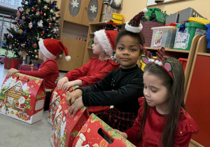 dziewczynki z prezentami