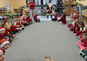 zdjęcie grupowe z Mikołajem