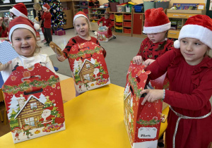 dzieci rozpakowują prezenty