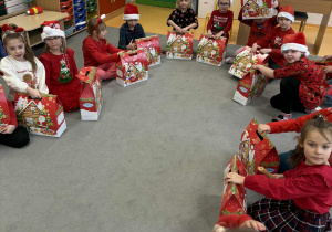 zdjęcie grupowe z Mikołajem