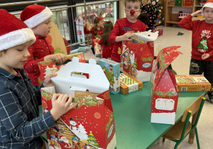 dzieci rozpakowują prezenty