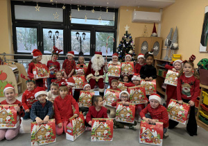 zdjęcie grupowe z Mikołajem