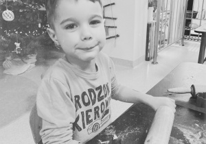 Wiktor wałkuje ciasto