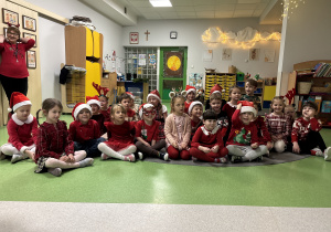 Dzieci rozmawiają z Mikołajem