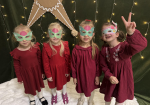 Pamiątkowe zdjęcie w maskach