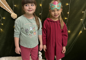 Dziewczynki pozują do zdjęcia