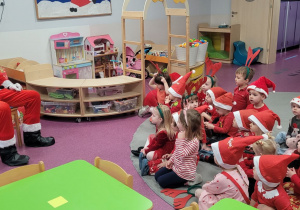 dzieci rozmawiają z Mikołajem