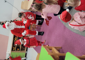 dzieci obok Mikołaja