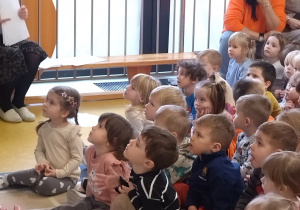 dzieci siedzą na podłodze