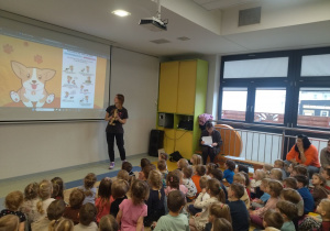 dzieci oglądają film