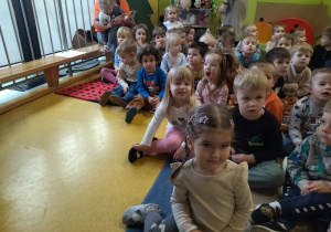 dzieci słuchają prowadzącej