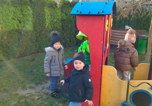 dzieci przy pociągu na placu zabaw