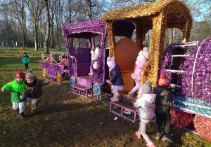 zabawy obok pociągu