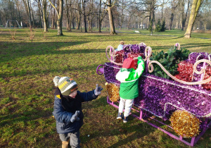 dzieci oglądają pociąg