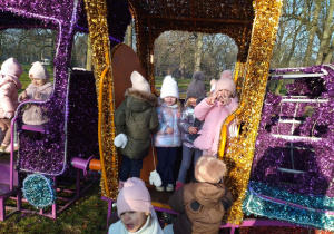 dzieci wchodzą do wagonu