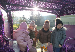 dzieci w wagonie pociągu