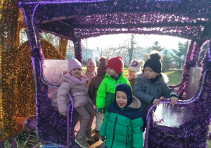 dzieci w wagoniku pociągu