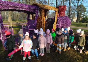 wszystkie dzieci przy pociągu