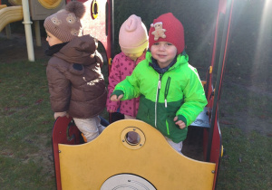 dzieci w wagonie na placu zabaw