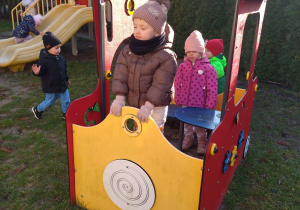 dzieci bawią się na placu zabaw