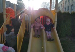 dzieci na zjeżdżalni